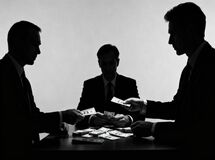 تصمیم درست دولت برای واردات بدون انتقال ارز/ رانت ۱۰۰۰ همتی ارز ترجیحی بی‌اثر بر سفره مردم
