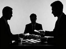 تصمیم درست دولت برای واردات بدون انتقال ارز/ رانت ۱۰۰۰ همتی ارز ترجیحی بی‌اثر بر سفره مردم
