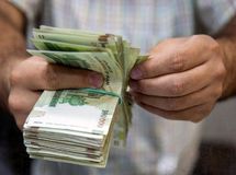 چالش تعیین حداقل حقوق در اقتصاد تورمی/ چرا کارگر و کارفرما از حداقل حقوق رضایت ندارند؟