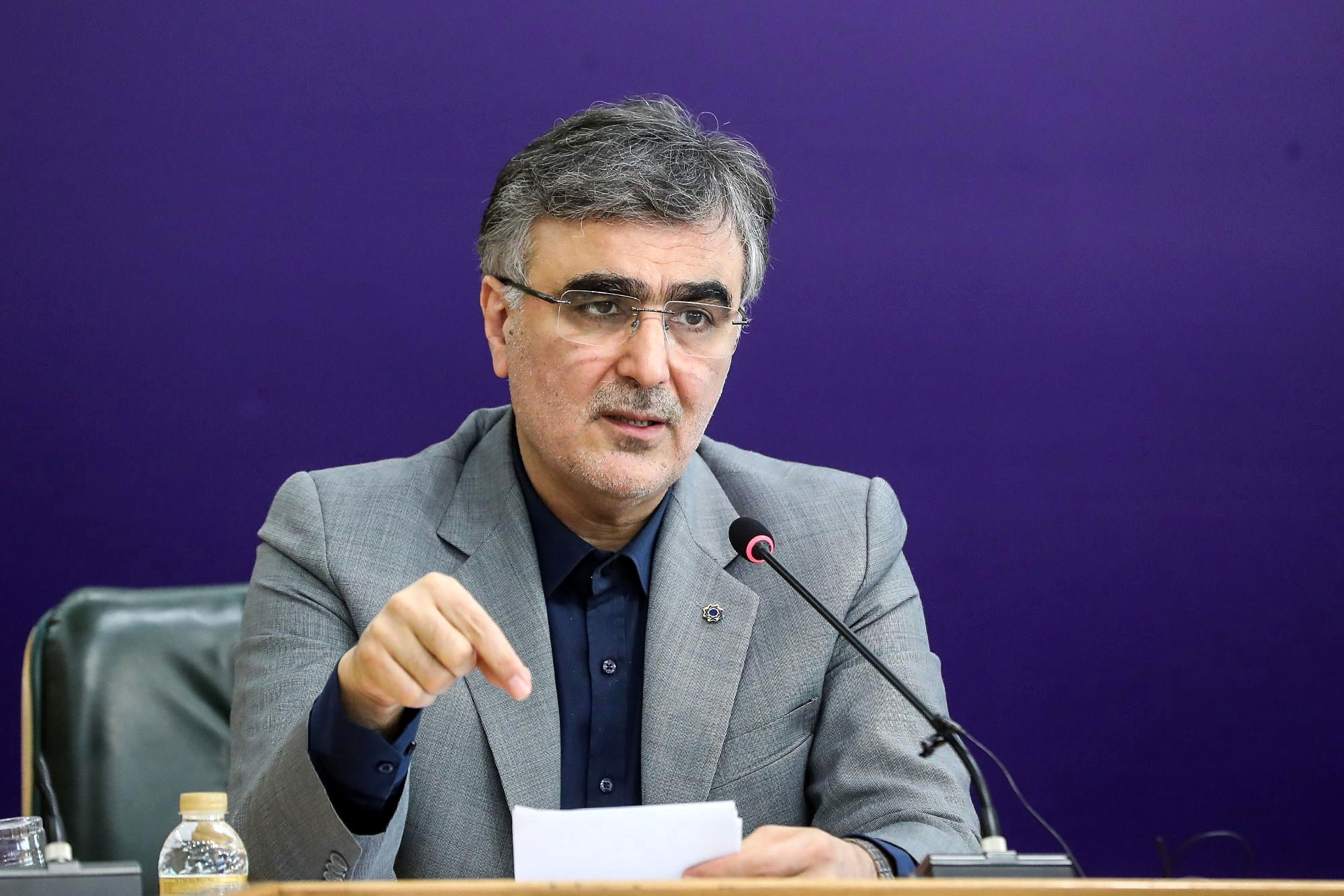 فرزین: شرکتهای زیرمجموعه بانکها اقساطی فروخته میشوند