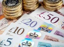 سقوط پوند انگلیس زیر سایه تردیدهای سیاسی
