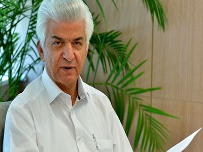 اقدام به موقع وزیر اقتصاد مانع از تعطیلی بنگاه ها در زمان جنگ شد