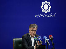 هشدار درباره اثرات تورمی افزایش نرخ ارز رسمی/ فرزین: هر دو بازار را کنترل می کنیم
