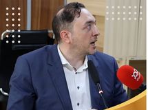 مرکز آمار اطلاعات لازم را برای محاسبه درآمد ناخالص ملی ندارد و آن را تخمین می‌زند