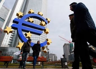 سایه سنگین سیاست بر اقتصاد؛ بازارها نگران بحران در قلب یورو
