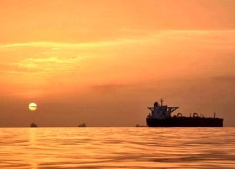  اگر تنگه هرمز یک ماه بسته بماند، قیمت نفت تا پایان سال میلادی ۱۲۰ دلار می‌ماند