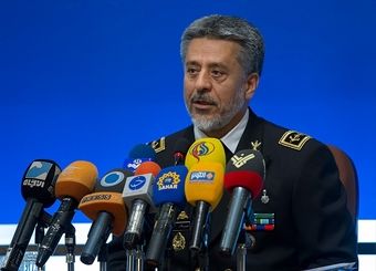 امیر سیاری از نشستن کنار نماینده نیروی دریایی آمریکا خودداری کرد