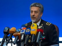 امیر سیاری از نشستن کنار نماینده نیروی دریایی آمریکا خودداری کرد