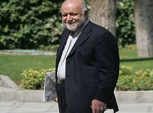 ۷۰ درصد اقتصاد ایران وابسته به نفت است/ زنگنه در وزارت نفت با رفیق‌بازی کار می‌کند، عملکردش ضعیف است