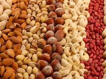 کاهش 90 درصدی خرید آجیل شب عید/ دولت چرا بادام زمینی و تخمه وارد می‌کند؟