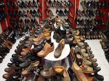 واردات بی رویه کفش روزانه 6400 کارگر را بیکار میکند/  شش میلیون و 740 هزار دلار کفش از گمرک ترخیص شد