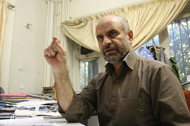 فرشاد مومنی: مشاور اقتصادی روحانی صلاحیت ندارد/ دور رئیس جمهور را حامیان برنامه شکست خورده تعدیل گرفته‌اند