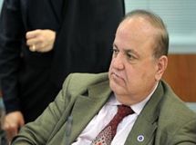 هر شب مهمانی می‌دهند تا برای رئیس شدن "خوانساری" رأی جمع کنند