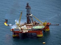 اخراج نیروهای ایرانی و استخدام انگلیسی‌ها در تنها سکوی نیمه‌شناور کشور!