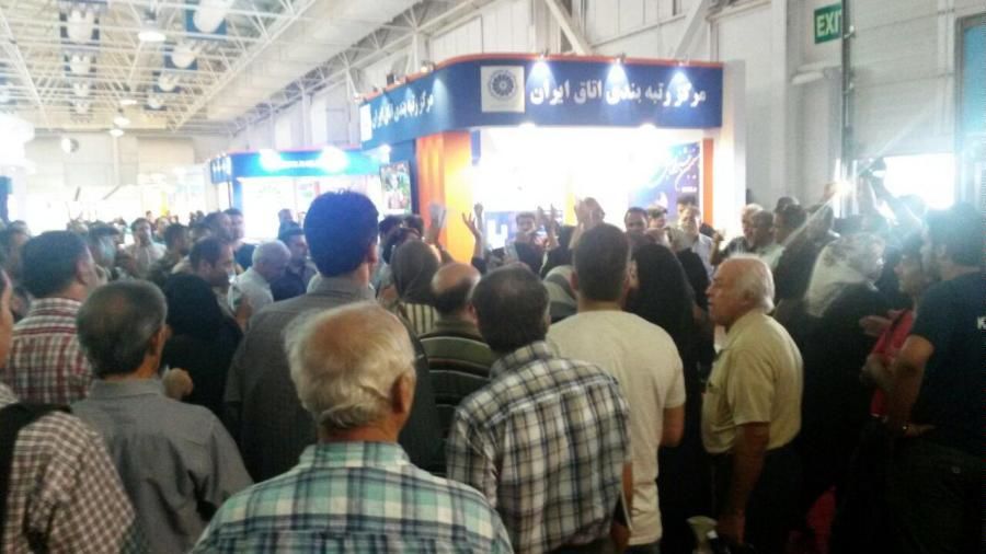 سپردهگذاران "ثامنالحجج" در مقابل "پارسیان" تجمع کردند/ تجمع کنندگان خواستار برکناری رئیس کل بانک مرکزی شدند