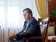 کارشناسان جرات ندارند از همتی در بیمه مرکزی انتقاد کنند!