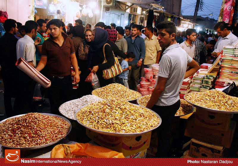 عیدی امسال کارمندان دولت فقط کفاف لباس یکی از اعضای خانواده و 5 کیلو آجیل را می‌دهد!