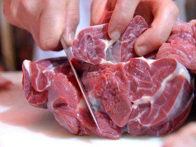 گوشت در دولت روحانی هر سال گرانتر شده است!/ کاهش 12 کیلویی مصرف گوشت در خانواده‌ها در دولت یازدهم+ نمودار