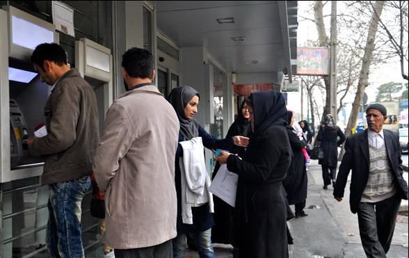 سقف برداشت از خودپردازهای همچنان همان 200 هزار تومان است!/ سرگردانی مردم جلوی خود پردازها