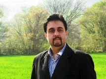 توهین مشاور وزیر اقتصاد و عضو هیات مدیره بانک صادرات به رقبای انتخاباتی روحانی: آنها چسفیلی حرف می‌زنند!