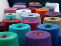 نخ 100 درصد گران شد/ دولت جلوی ترخیص رنگ و نخ از گمرک را گرفته‌ است