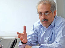 تعیین قیمت خودرو در حاشیه بازار، اختلاف قیمت بین کارخانه و کف بازار را از بین می‌برد/ در سال حمایت از تولید ملی نباید با دست خودمان صنعت و تولیدمان را زمین بزنیم