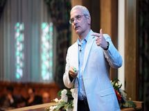 در موفقیت بانک مرکزی برای حفظ ثبات در بازار ارز تردید وجود دارد/ گرانی طلا در بازارهای جهانی به بازار ایران هم منتقل می‌شود