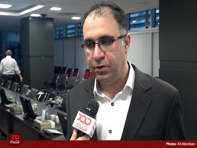 علیرغم شعارهایی که میدهیم، ما در خدمت بانک مرکزی آمریکا هستیم!/ رئیس بانک مرکزی ما افتخارش این است که نرخ پول داخلی را نسبت به دلار حفظ کرده است!