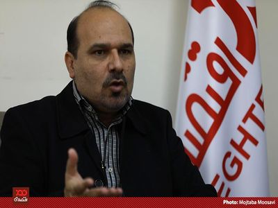 شریعتمداری، کارچاق‌کن سیاسی است!/ دورو بر وزیر را افراد بازنشسته گرفته‌اند!/ علی ربیعی،‌ وزیر سابق کار خوب عمل نکرد،‌ تعاون را رها کرد،‌ صندوق بازنشستگی را به مرز ورشکستگی کشاند و بنگاه‌ها را تعطیل کرد!