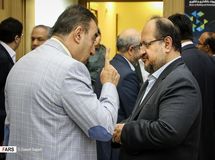 ابهاماتی که شریعتمداری باید شفاف کند/ آقای وزیر! خبر دارید دور و برتان چه کسانی نشسته‌اند؟!