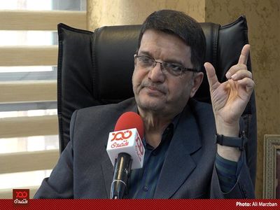 بانک مرکزی با گران کردن دلار در سامانه نیما قیمت کالاهای مصرفی را افزایش داده/ مدیران ایران خودرو و سایپا از تنشهای بازار ارز برای گران کردن محصولاتشان استفاده می‌کنند