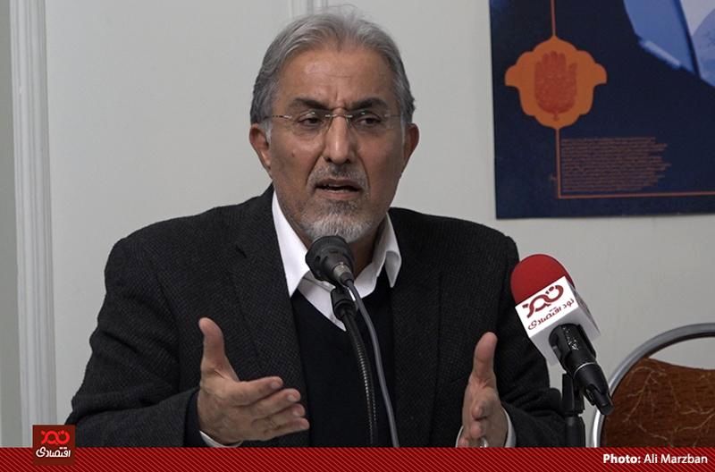 اینکه استعفا دادند و بیرون رفتند حرف بی‌ربطی است، نیروهایشان در مراکر اقتصادی کشور مشغول به فعالیتند/ تحریم بهانه‌‌ای برای چپاولگران است