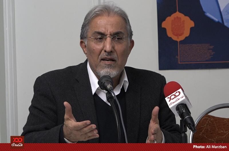 اینکه استعفا دادند و بیرون رفتند حرف بی‌ربطی است، نیروهایشان در مراکر اقتصادی کشور مشغول به فعالیتند/ تحریم بهانه‌‌ای برای چپاولگران است