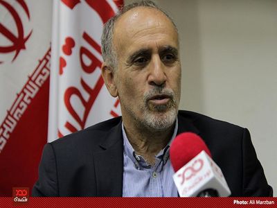 هیچ کارشناسی را در بانک مرکزی پیدا نمی‌کنید که روی یک نرخ ثابت برای ارز یعنی مثلا دلار ۴۲۰۰ تومانی تاکید کند/ شبی که دلار ۴۲۰۰ تومانی اعلام شد به معاون روحانی پیامک زدم و هشدار دادم