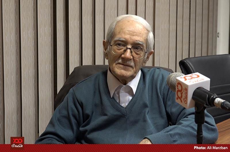 دولت تصمیم دارد بنزین را گران کند و همین پول را دوباره به عنوان بسته حمایتی به مردم بدهد