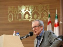 وقتی رئیس کل بانک مرکزی ما ۶۴ تن طلا را در شرایط تحریمی به باد میدهد مردم چگونه به او اعتماد کنند؟