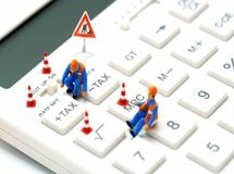 سازمان امور مالیاتی خود را از قوانین مالیاتی استثنا کرد/ چه کسی بر سازمان مالیاتی نظارت می‌کند؟