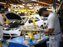 مدیران شرکتهای خودروسازی با کوچیکترین اتفاقی دست خود را جلوی وزارت صنعت دراز میکنند