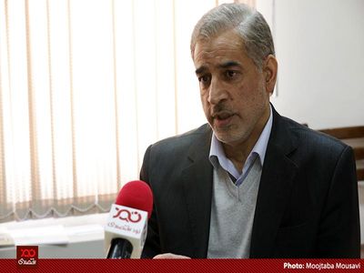 معلوم است واردات با دلار ۴۲۰۰ تومانی برای عده ای سود دارد که اینقدر اصرار می‌کنند