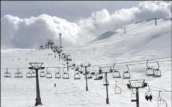 مدیران تله کابین توچال و پارک ارم بدون توجه به هشدارهای کرونایی، همچنان در حال سرویس دهی به مردم هستند !