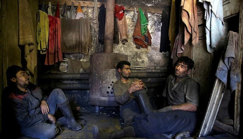 دولت به جای افزایش دستمزد کارگران، اموال آنها در شستا را میفروشد