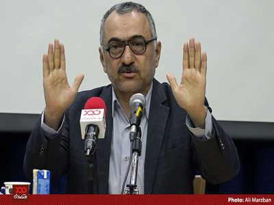 اگر تا آخر شهریور دوام بیاوریم از شرایط سخت اقتصادی عبور می‌کنیم/ مذاکره آمریکا فقط به نفع دزدهاست