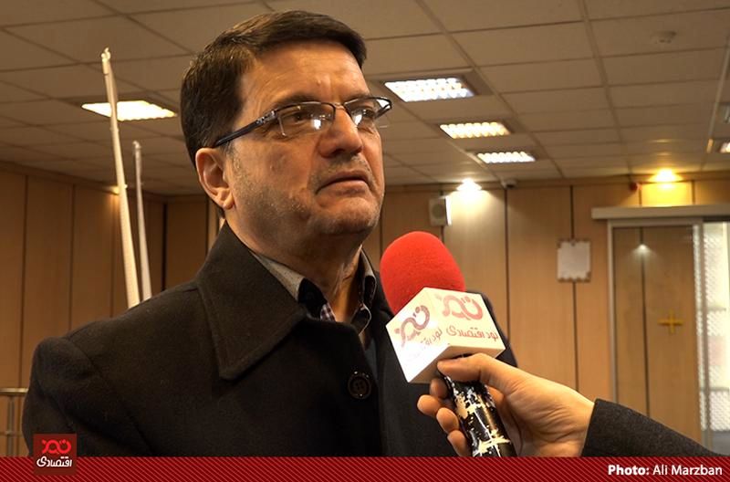 دولت دلار ۴۲۰۰ تومانی را حذف کند و به جایش به مردم سبد کالا بدهد/ در آمریکا که لیبرالترین اقتصاد است، مردم سبد کالا میگیرند
