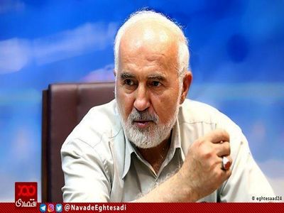 در سه ماه اخیر ۲۹ درصد از ارزش پول ملی کشور کاهش یافته/ هجوم مردم به بازارهای مختلف تورم خود افزا را به همراه دارد