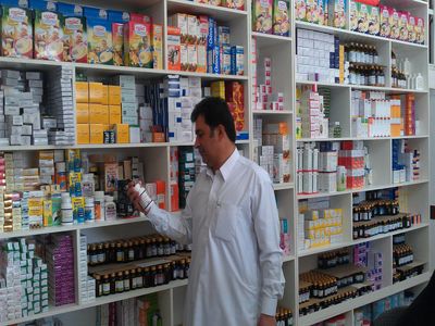 امسال بدترین سال داروخانه‌ها در ۳۰ سال گذشته بود/ ماسک ارزان را به صورت قطره چکانی به داروخانه‌ها می‌دهند