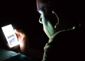 اگر مدام به صفحه گوشی و رایانه خیره می‌شوید، بخوانید