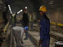 خط فقر برای خانواده های ۴ نفره به ۱۰ میلیون تومان رسیده و کارگران توان خرید گوشی موبایل برای تحصیل فرزندانشان را ندارند