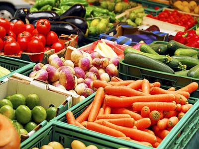 کاهش قیمت میوه در راه است؛ قیمت آناناس همچنان بالا