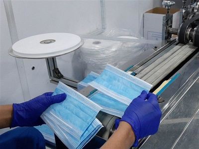 هشدار نماینده تولیدکنندگان ماسک در ستاد مقابله با کرونا درباره کمبود پارچه ماسک