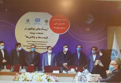 در اولین روز از همایش ملی بیمه و توسعه از کارمند نمونه بیمه ملت تقدیر شد